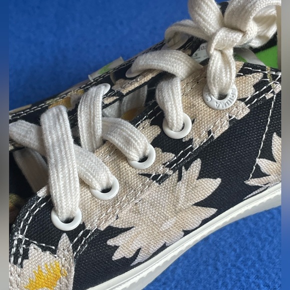 👟 Cariama OCA Low Lace Up Sneakers. Black W/Giant Lilies. Unisex. 👟 - Picture 5 of 16